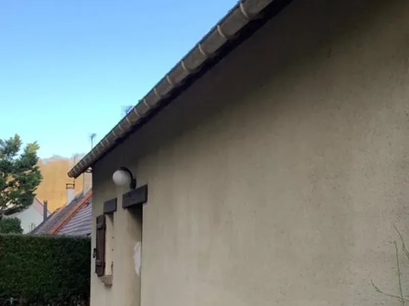 Avant — façade nettoyée et traitée