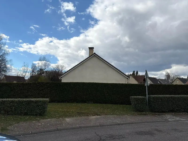 Toiture en tuiles et souche de cheminée d'un pavillon près de Rouen