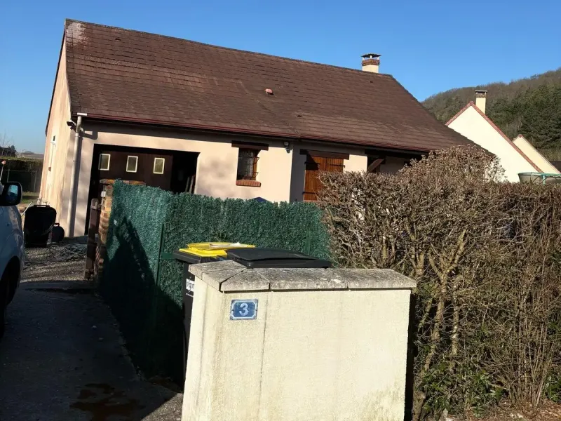 Façade d'une maison à Rouen marquée par l'humidité normande