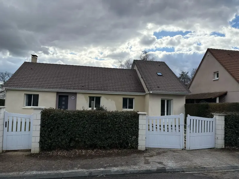 Toiture en tuiles nettoyée sur une maison près de Rouen