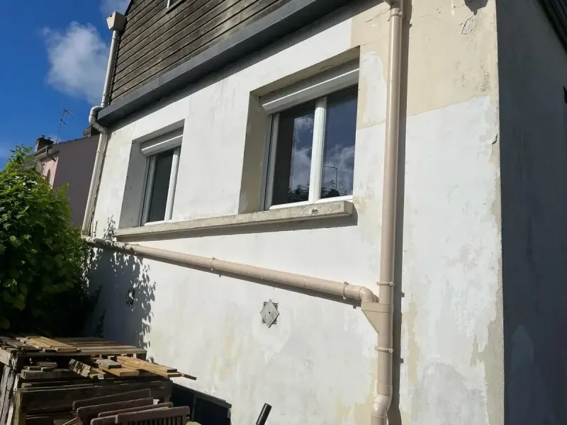 Application d'un traitement anti-mousse sur une façade à Rouen