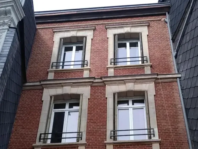 Encadrements de fenêtres en pierre de taille sur façade en brique à Rouen