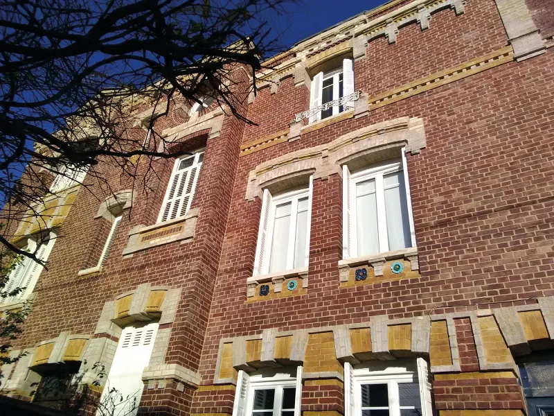 Mur et façade en brique et pierre, ouvrage de maçonnerie à Rouen