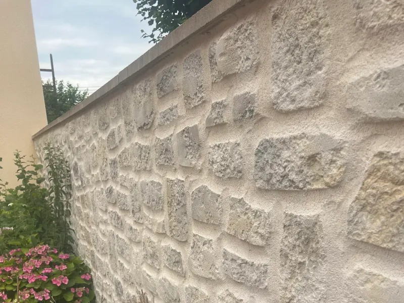 Mur en pierre calcaire aux joints à la chaux en relief