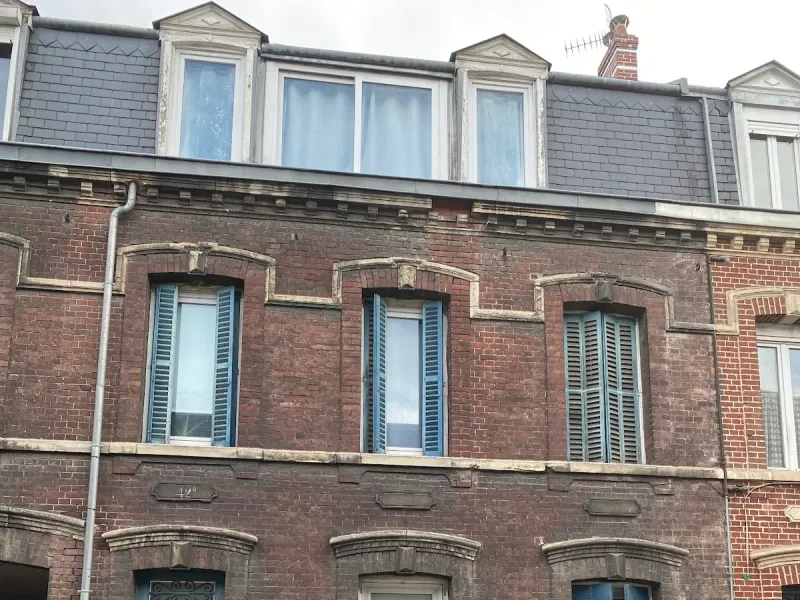 Toiture en ardoise d'une maison rouennaise