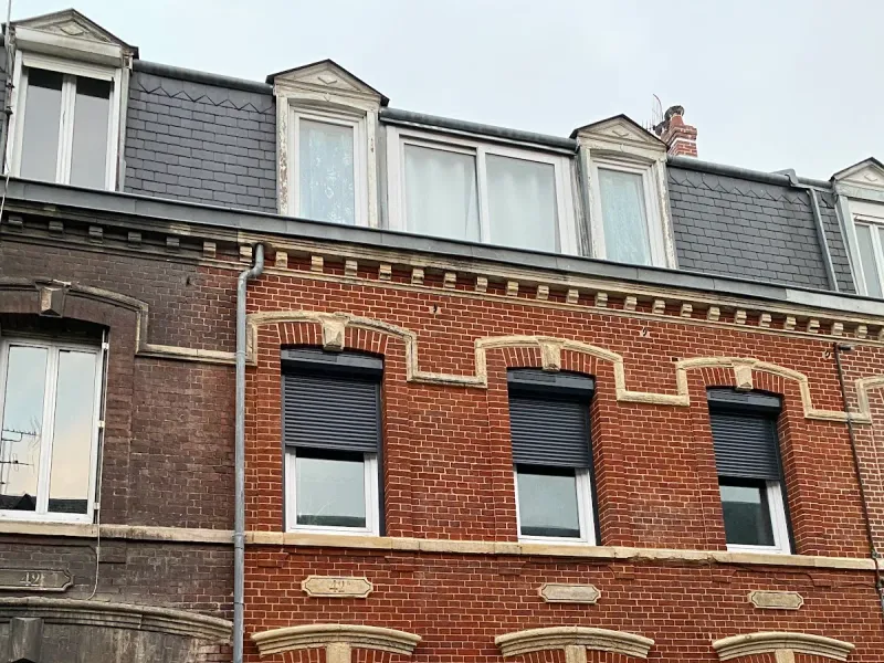 Toiture en ardoise avec lucarnes sur un immeuble ancien de Rouen